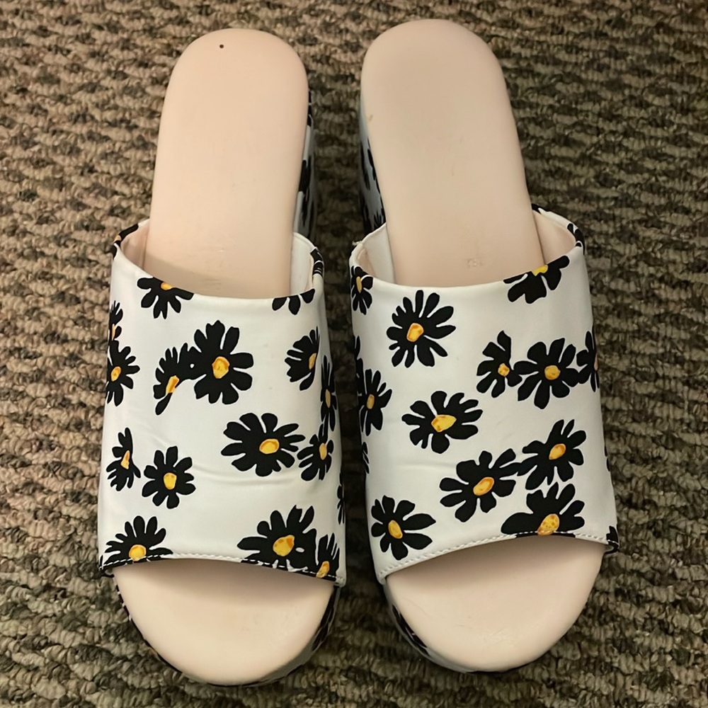 Daisy platform sandals - size 8
